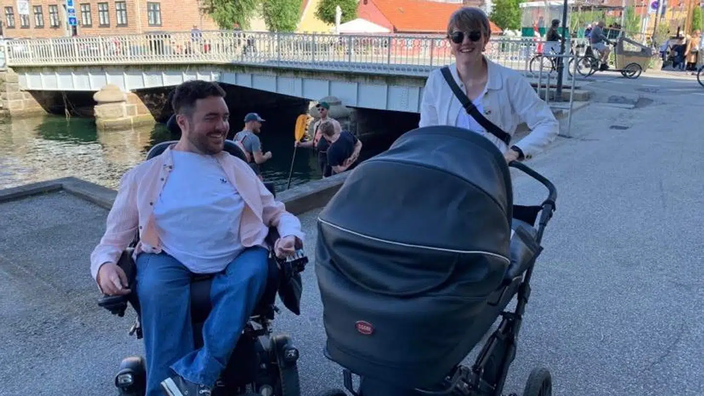 Simon Toftgaard Jespersen med sin kæreste Elisabeth Rosbjørn - og lille Alberte i barnevognen.