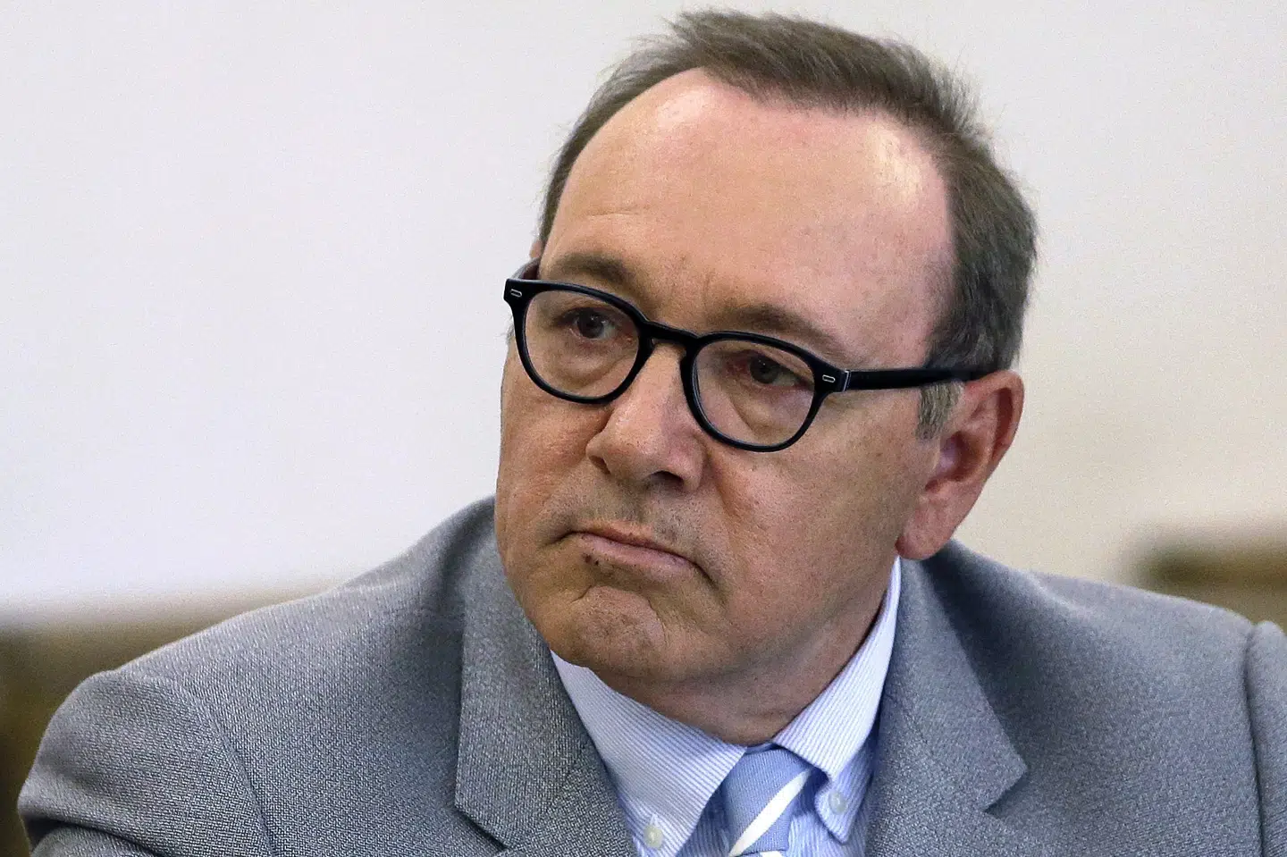 - Kevin Spacey Fowler, 62 år, er formelt anklaget i London for fire seksuelle overgreb. Han fremstilles torsdag klokken 11 (dansk tid) i byretten i Westminster i London, hedder det i en pressemeddelelse fra politiet. Steven Senne/Ritzau Scanpix