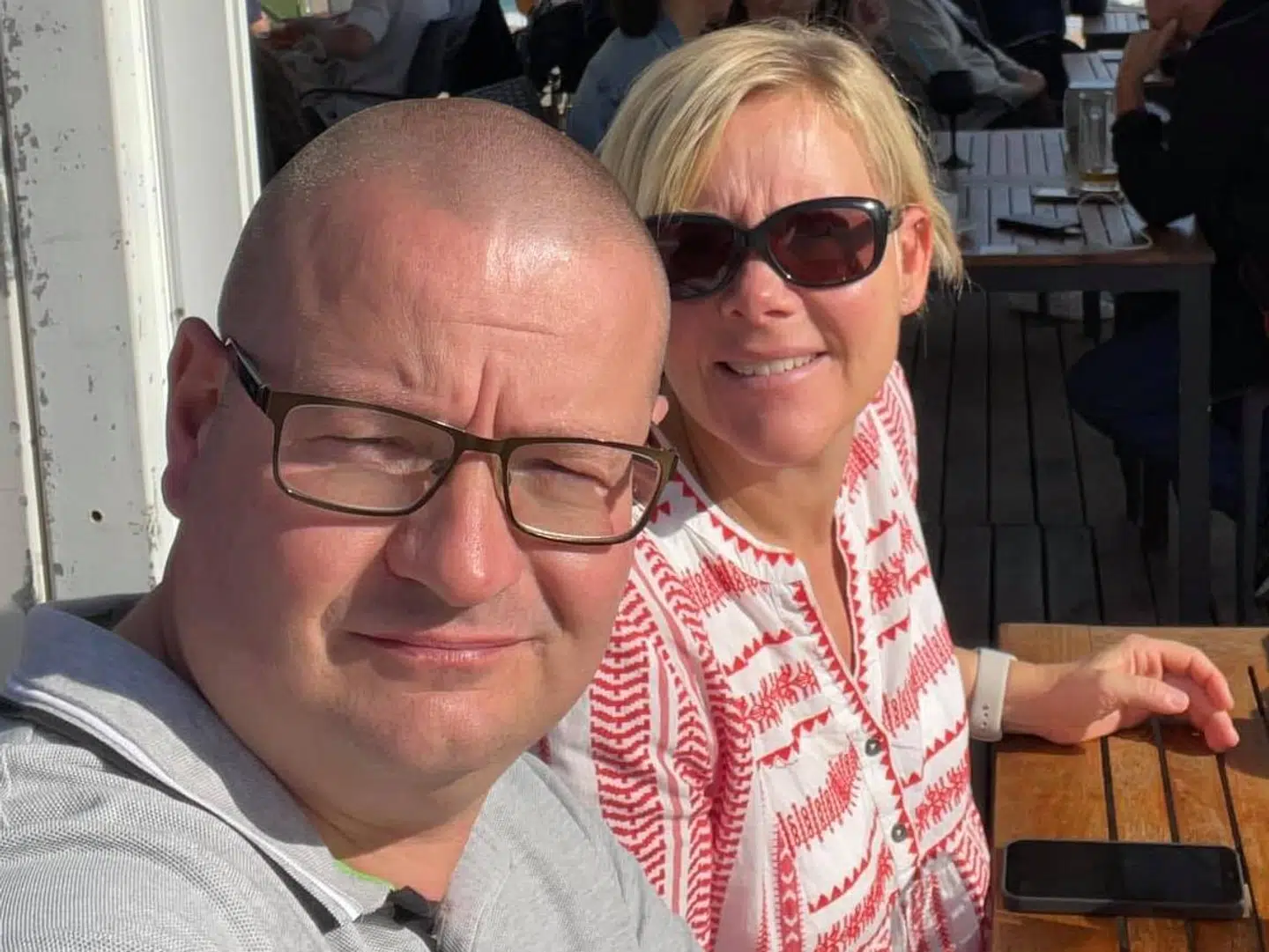 Lars Benny Boye-Nielsens kone blev ramt af fyldte øldåser, da de sammen var taget i Fælledparken fredag aften.