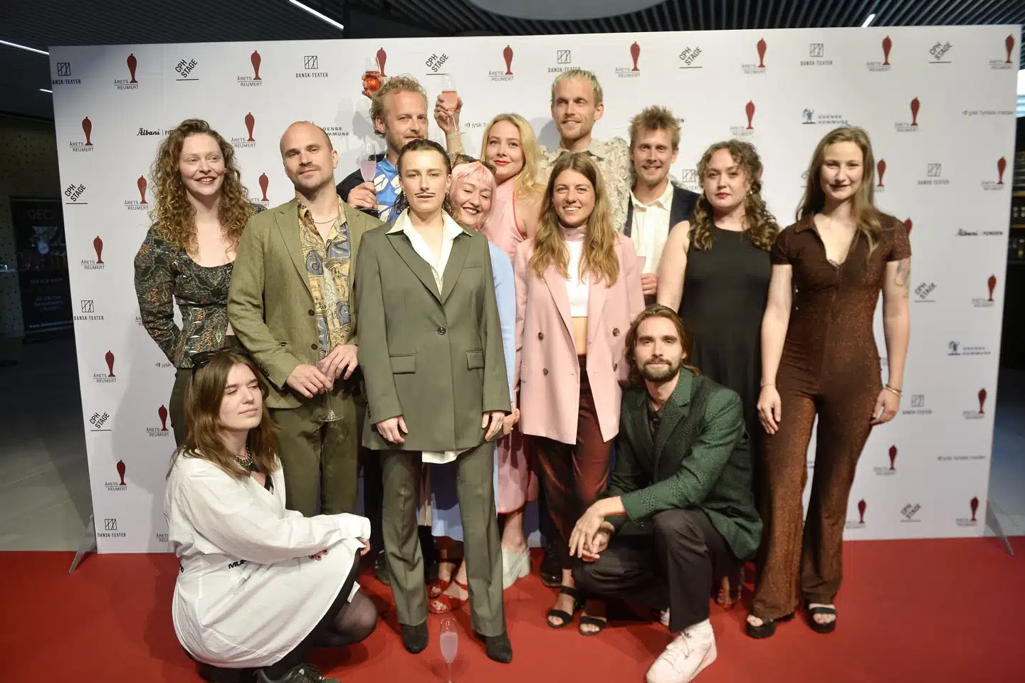 Medvirkende fra forestillingen Stolthed og Fordom på Betty Nansen Teatret fotograferet på den røde løber inden Årets Reumert 2022, hvor forestillingen blev kåret som årets forestilling. Tim K. Jensen/Ritzau Scanpix