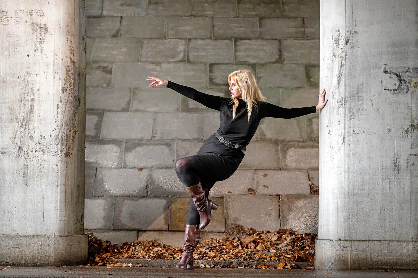 Sanne Gottlieb er sanger og forfatter. Hun har tidligere skrevet musik og deltaget i Melodi Grand Prix flere gange. Som forfatter har hun senest udgivet erotiske noveller under titlen 'Stella O Nøgen'.