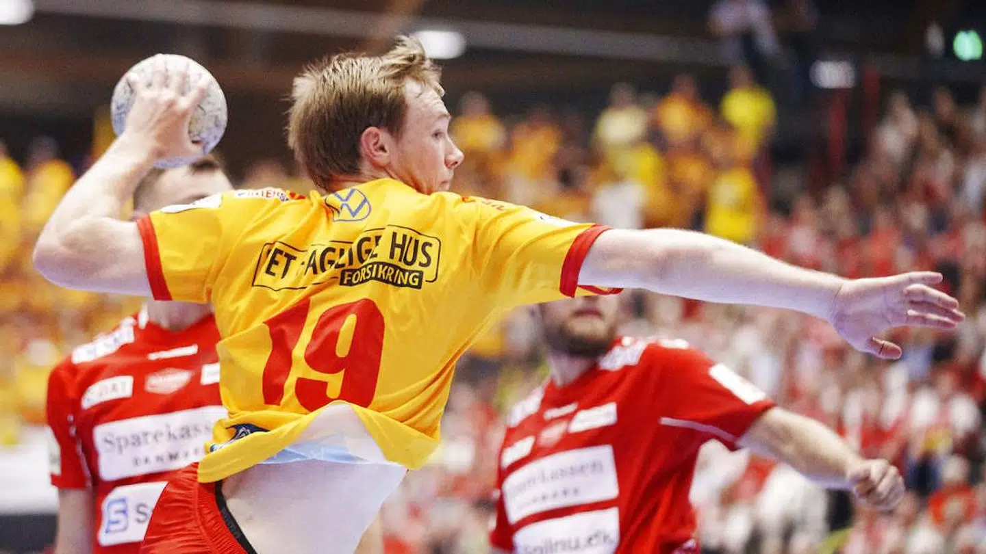 GOG's Mathias Gidsel flyver forbi Aalborg's Nikolaj Læsø og mod guldmedaljer i sin sidste kamp for GOG.