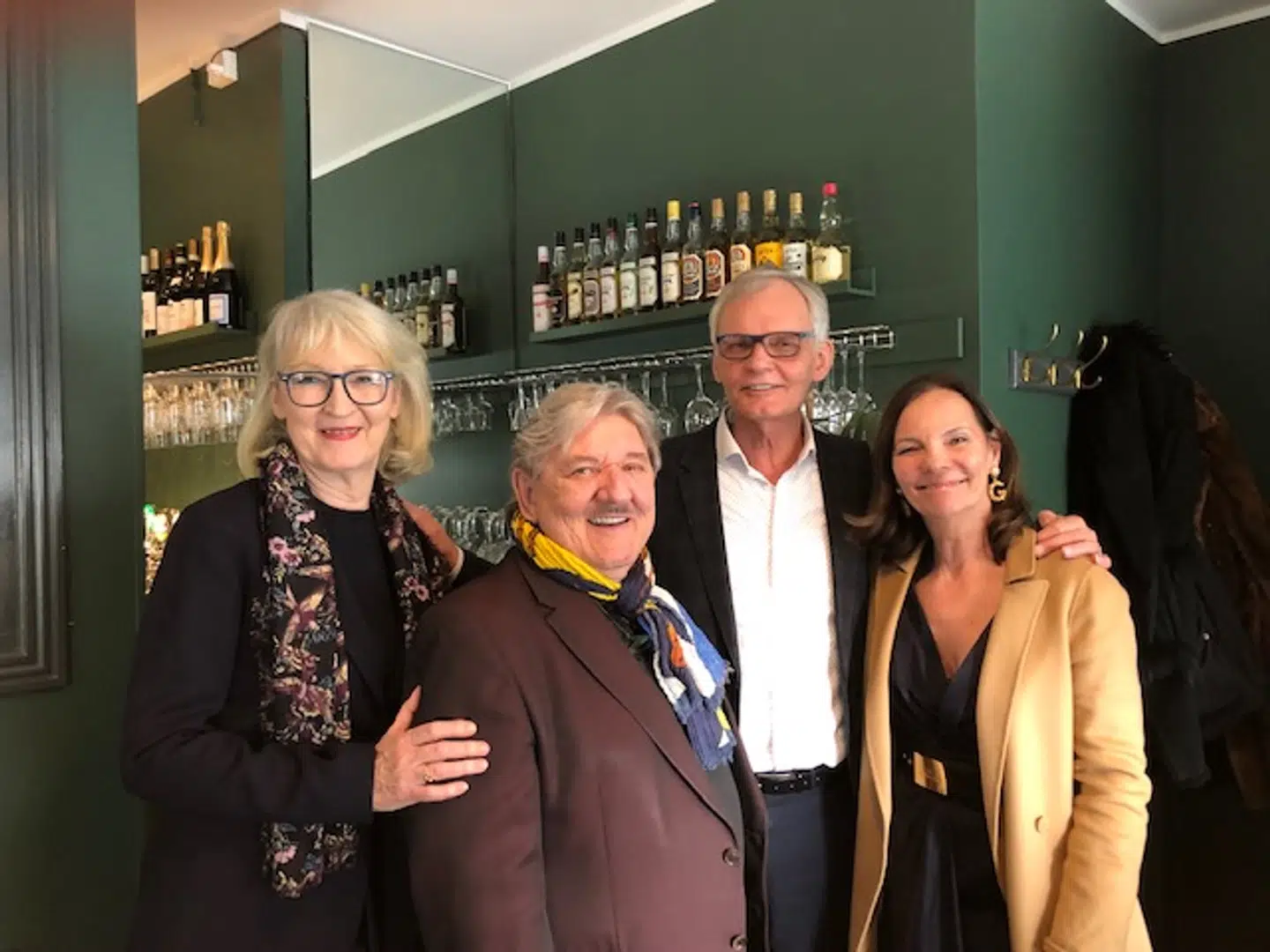 Efter vielsen spiste Tage Frandsen frokost med sin nybagte ægtemand Karsten Bjørn Jensen og deres to vidner, de mangeårige venner, Rie Munk og Janni Spies.