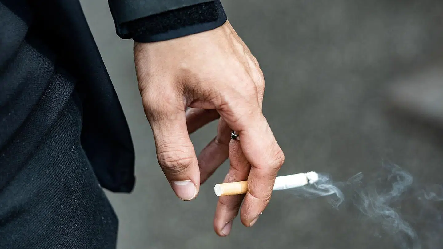 Mand med cigaret i hånden den 29. august 2020.