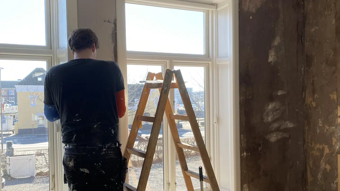 Her er Joakim Kongsmark selv i gang med at sætte i stand på 'Hotel Villa Gulle'.