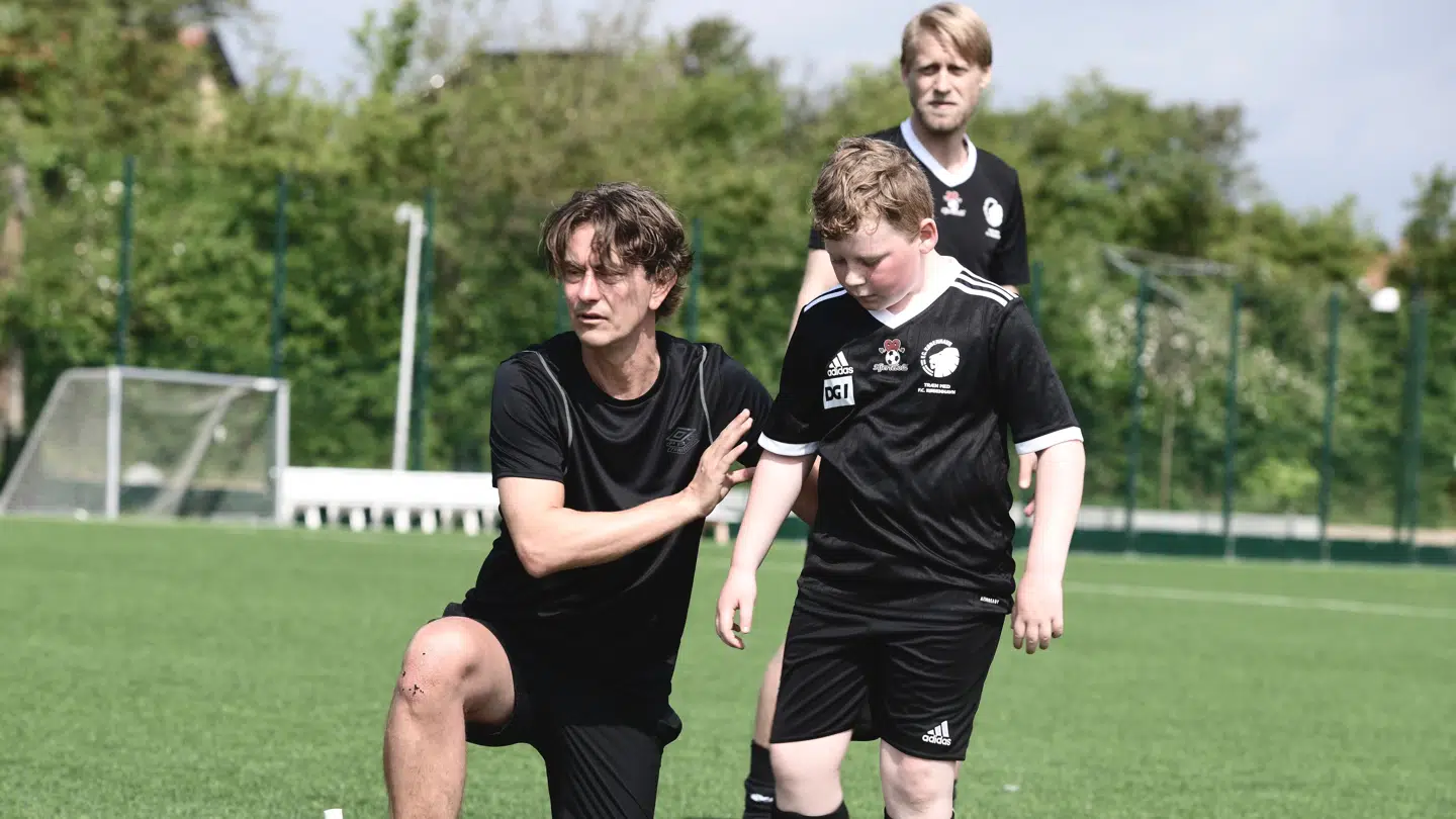 Thomas Frank instruerer en spiller.