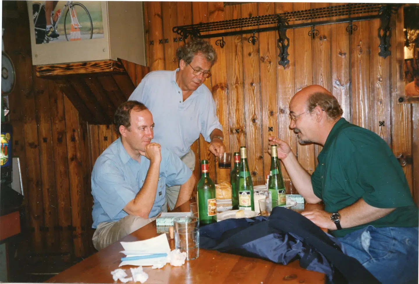 Jørn Mader (th.) og Jørgen Leth i selskab med løbslederen Claude Sudre (tv.)