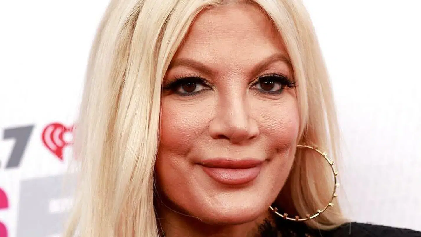 Tori Spelling har – tilsyneladende – haft godt gang i redigeringen af sin datter. Der er i hvert fald stor forskel fra billedet, hendes mand har delt.