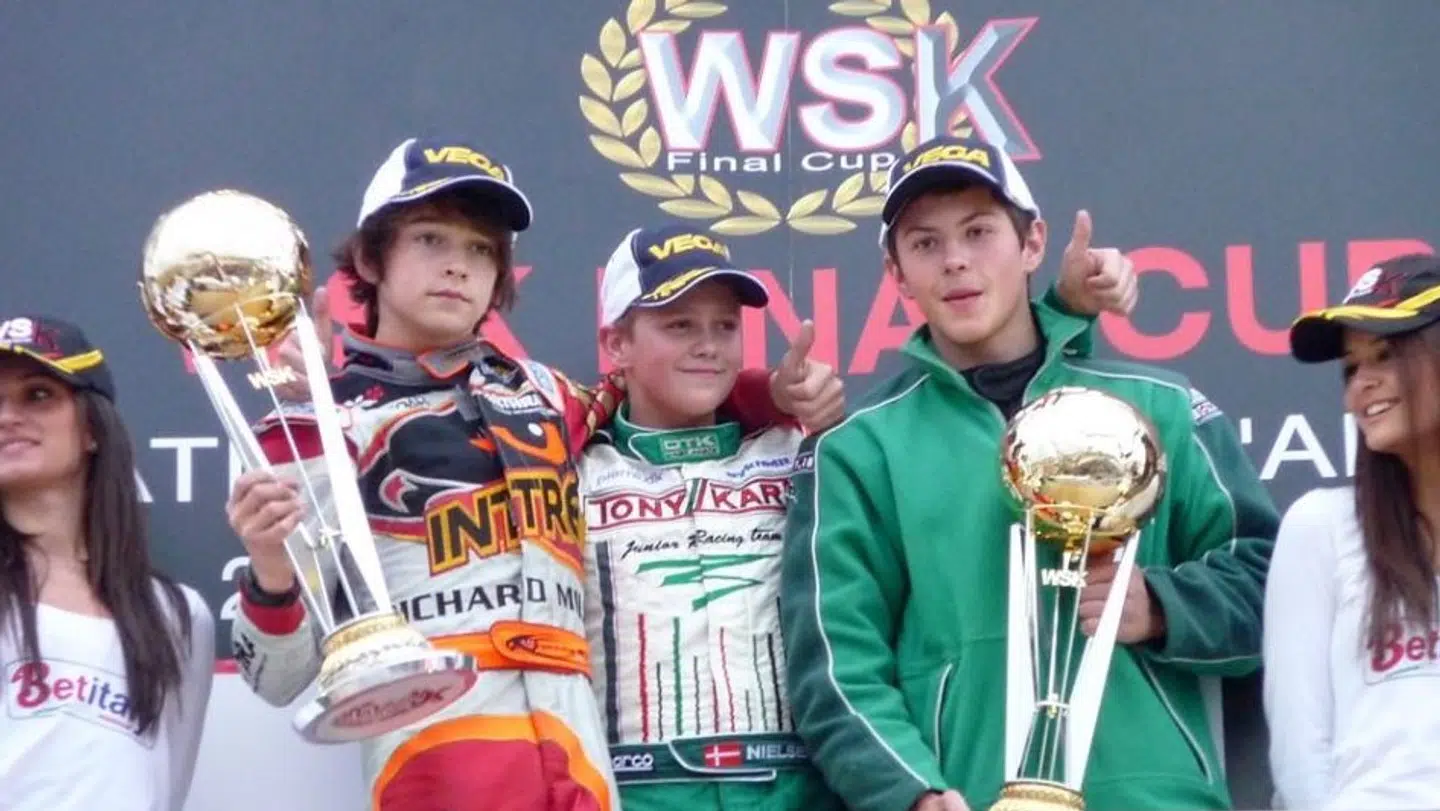 Nicklas Nielsen (i midten) og Charles Leclerc (til venstre) på podiet sammen i 2011 efter et gokartløb i Italien.
