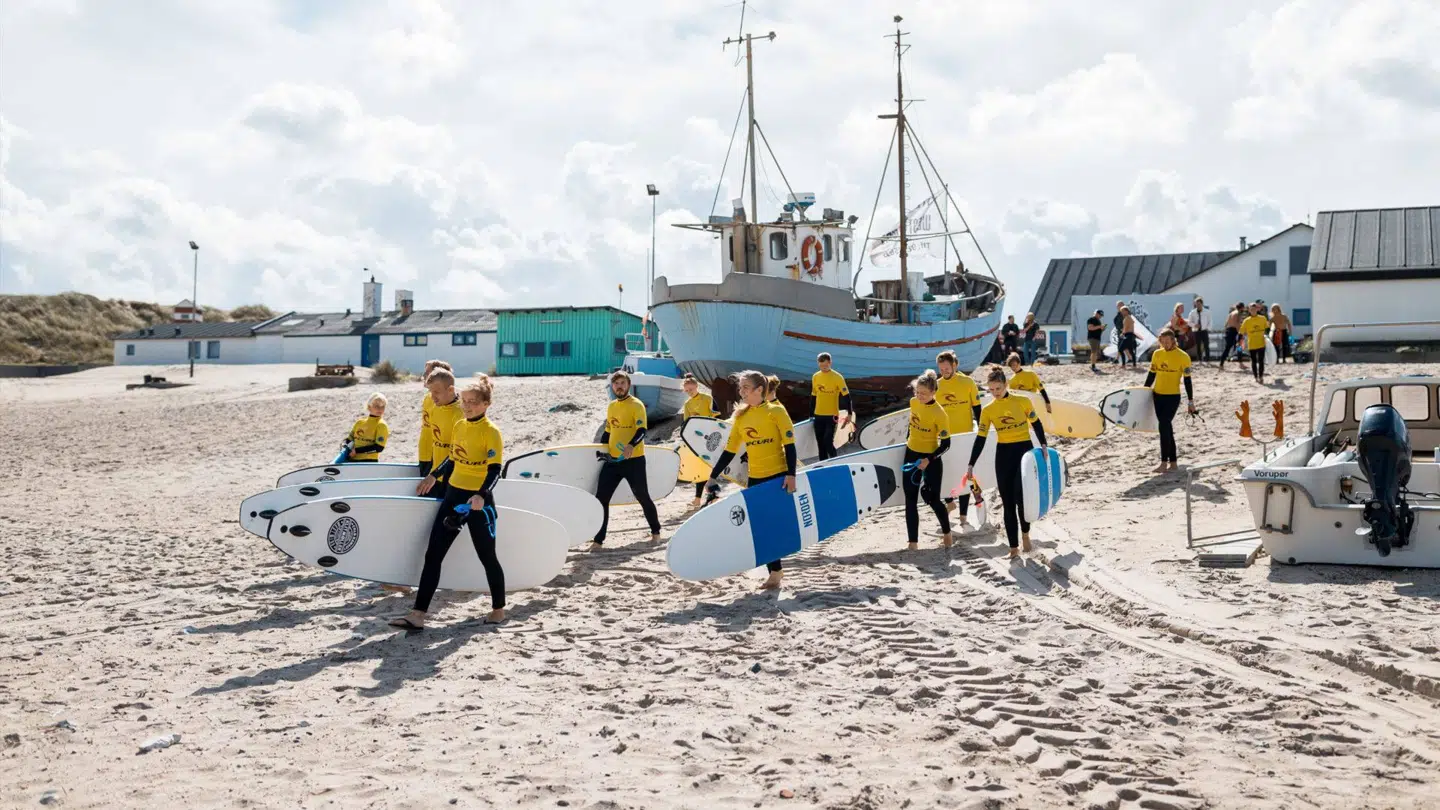 Surfing er en fast del af programmet på Alive Festival.