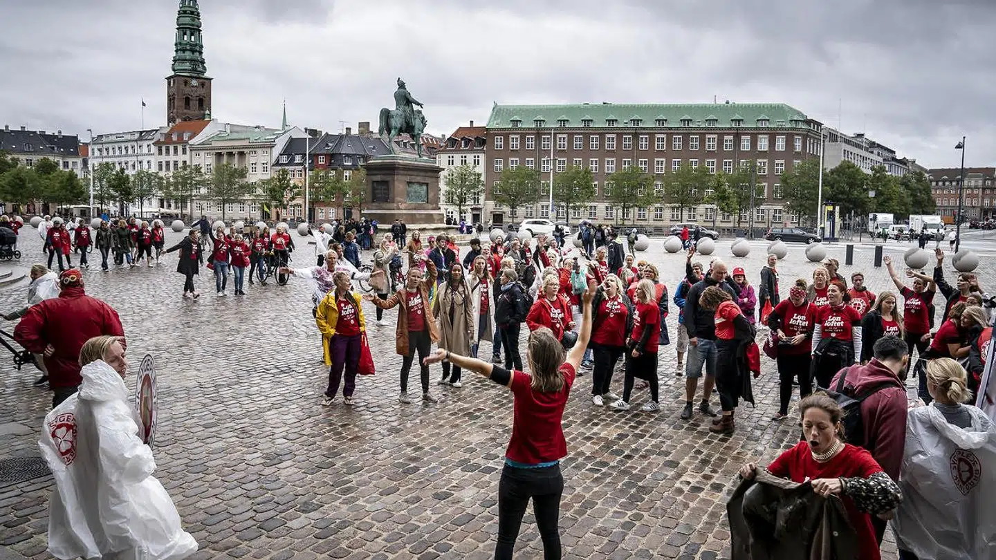 Danske sygeplejersker demonstrerer foran Christiansborg under strejken sidste år. Ifølge en dansk overlæge er coronaberedskabet slet ikke klar, hvis smitten stiger.
