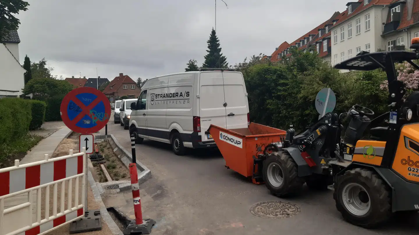 En uoverensstemmelse mellem en entreprenør og en beboerforening i Valby er kulmineret med, at entreprenøren har blokeret alle villavejene i kvarteret. Foto: Rasmus Skat - B.T.
