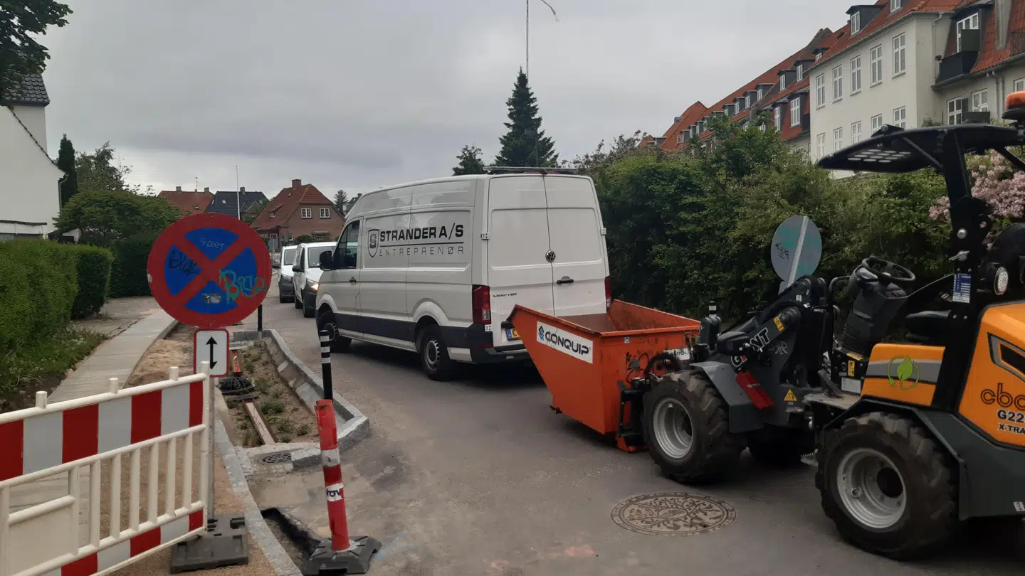 En uoverensstemmelse mellem en entreprenør og en beboerforening i Valby er kulmineret med, at entreprenøren har blokeret alle villavejene i kvarteret. Foto: Rasmus Skat - B.T.