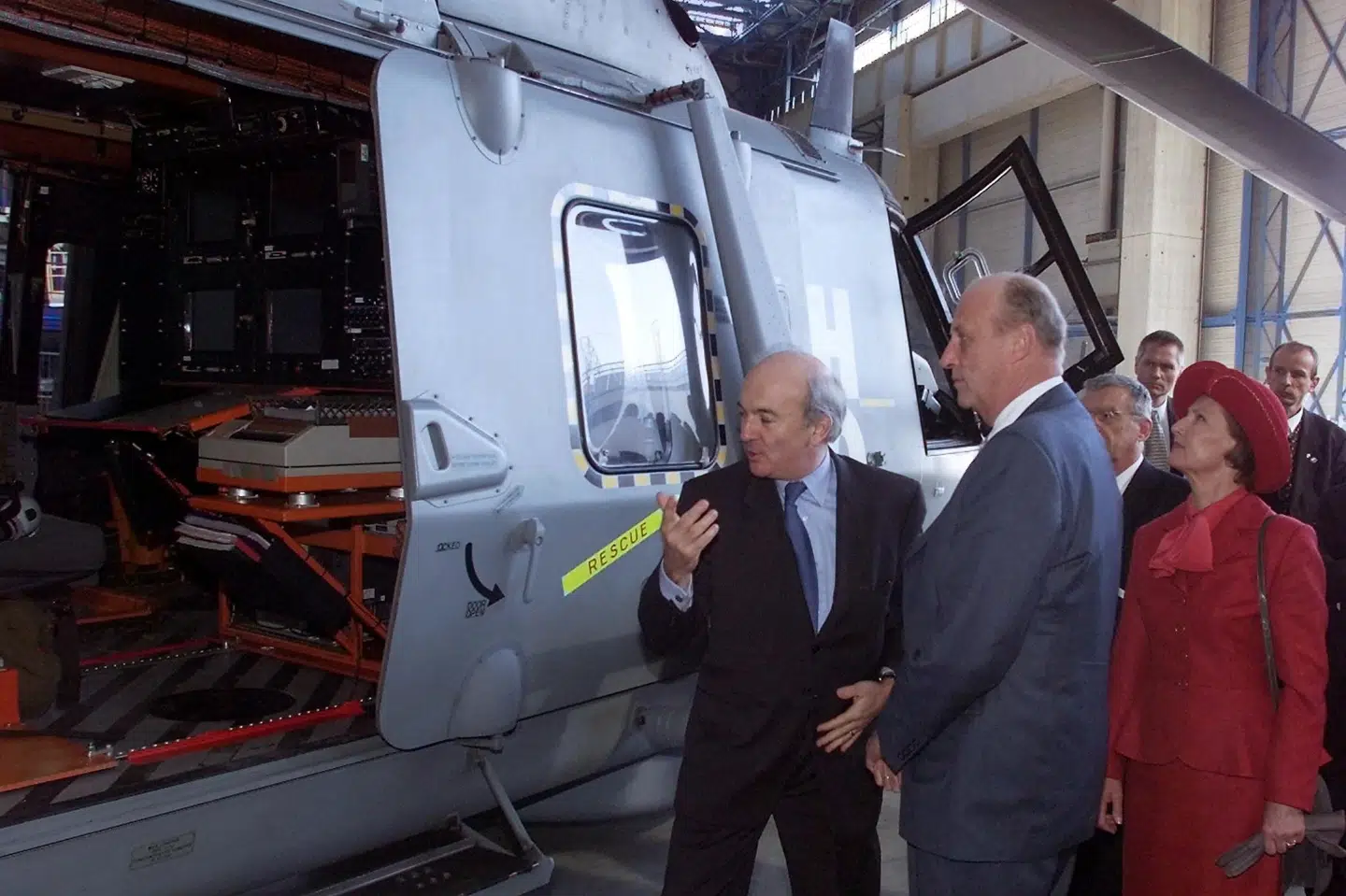 Der blev holdt en lang salgstale, da den norske kong Harald og dronning Sonja i marts 2000 i besøgte den franske fabrik, der fremstiller NH90-helikopterne. Året efter besluttede den norske regering at bestille 14 af slagsen, og det har været en dundrende fiasko. Pascal Pavani/Ritzau Scanpix