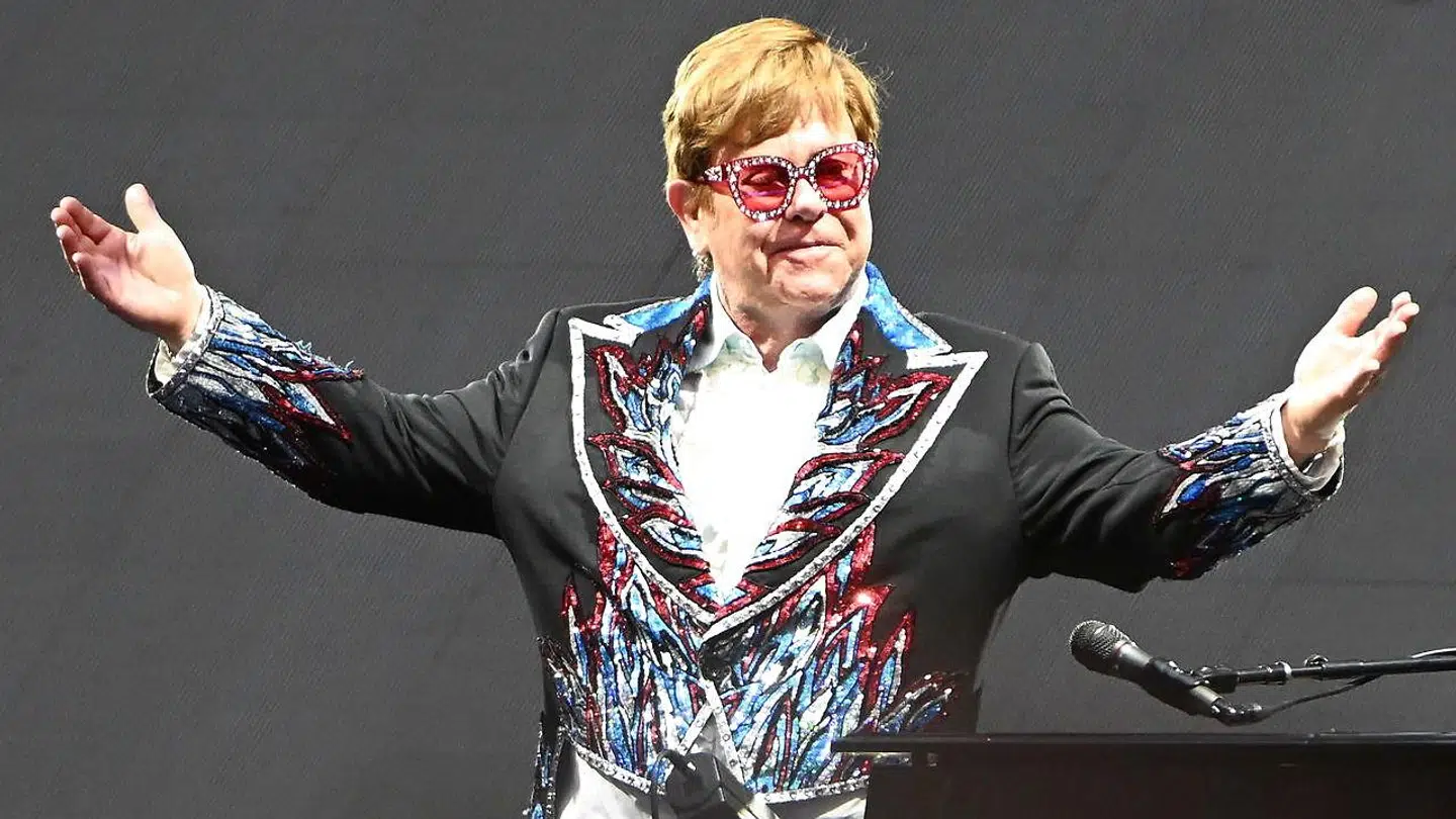 ARKIV. Elton John er for tiden på sin afskedsturné, og tirsdag var turen kommet til Horsens. Her ses han tidligere på måneden, da turnéen 'Farewell Yellow Brick Road' var nået til Giuseppe Meazza Stadium i italienske Milan.