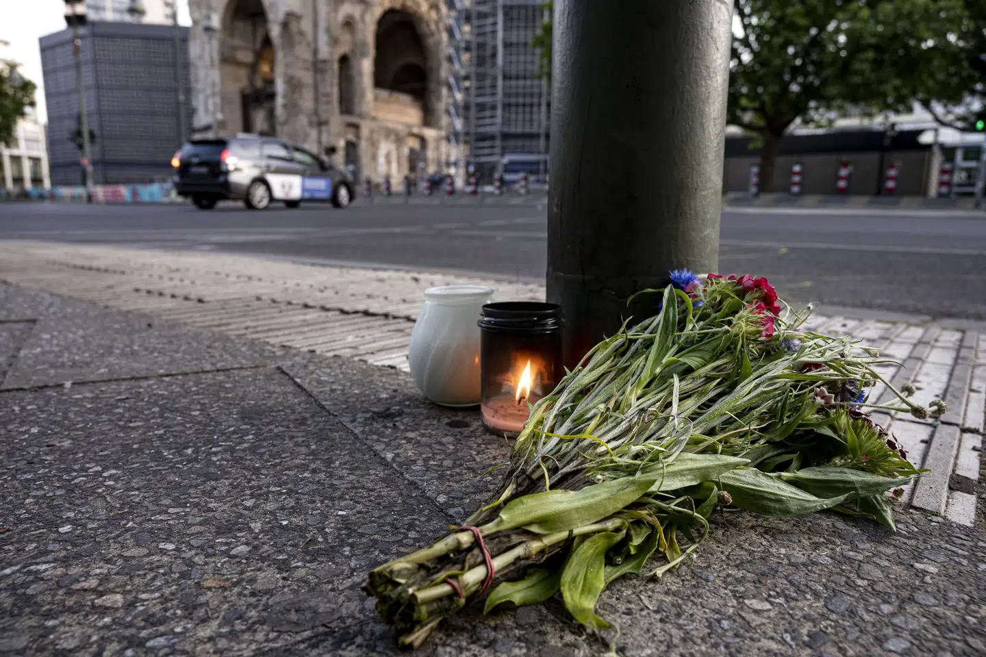 En buket blomster er lagt på fortovet i Tauentzienstrasse i Berlin, hvor en 29-årig onsdag spredte rædsel onsdag ved i en bil at påkøre folk. En 51-årig lærer blev dræbt og 14 kvæstet. Fabian Sommer/Ritzau Scanpix