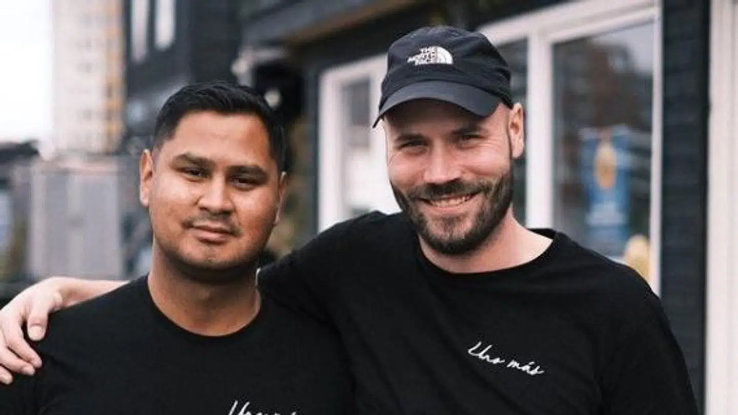 Indbrudstyvene brød ind natten til mandag ved at smadre en rude. Det er ejer Mathias Camilo, der optræder til venstre på billedet ved siden af kollegaen Jannik Christiansen.