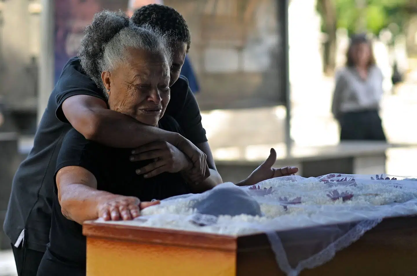 Moren til Gabrielle Ferreira da Cunha, Divone Ferreira, græder ved sin datters båre.