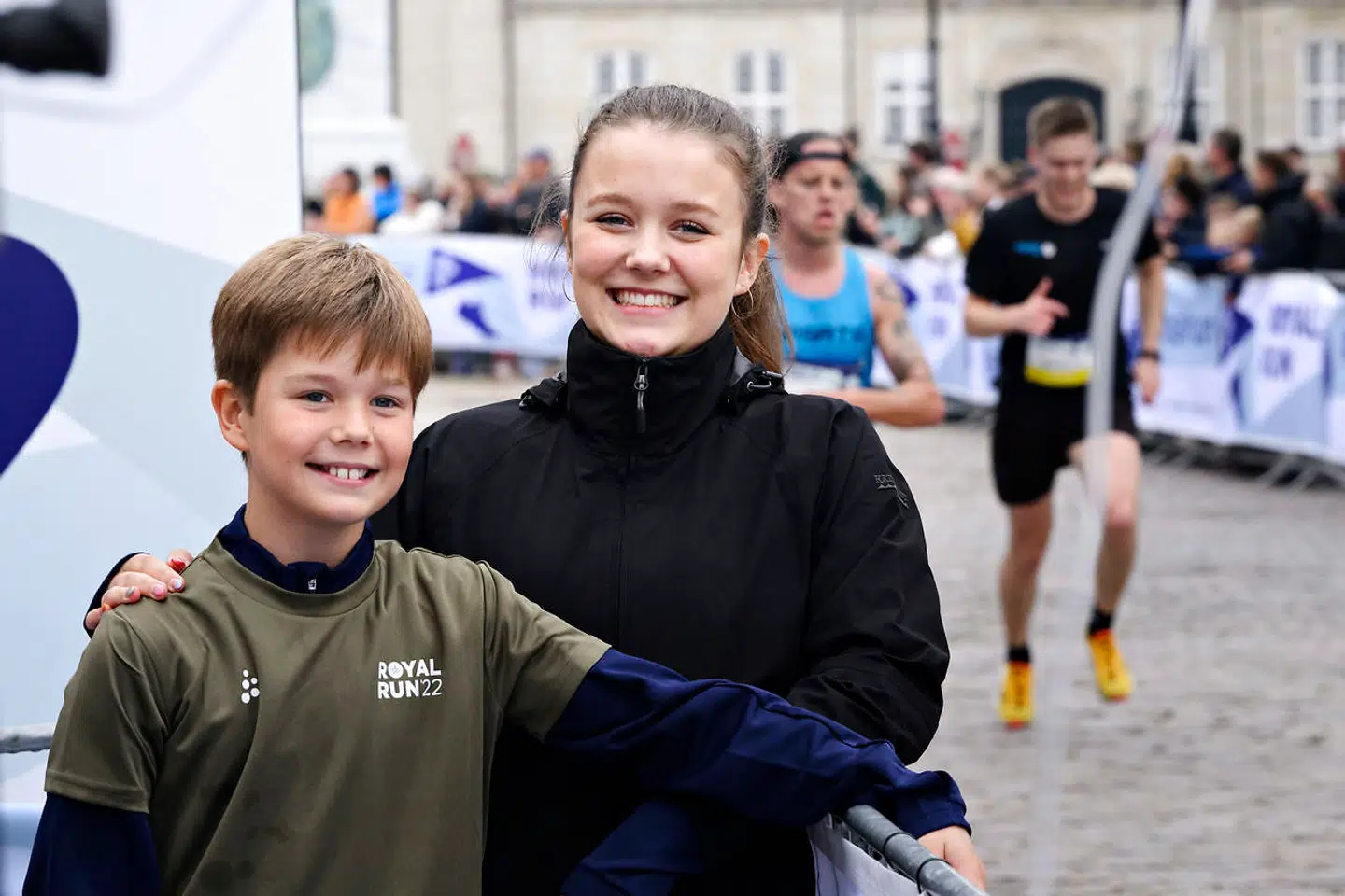 Prinsesse Isabella og Prins Vincent stod klar til at heppe på prins Christian og prinsesse Josefine, der – lige som Frederik Haun – deltog  på den fem kilometer lange mellemdistance.