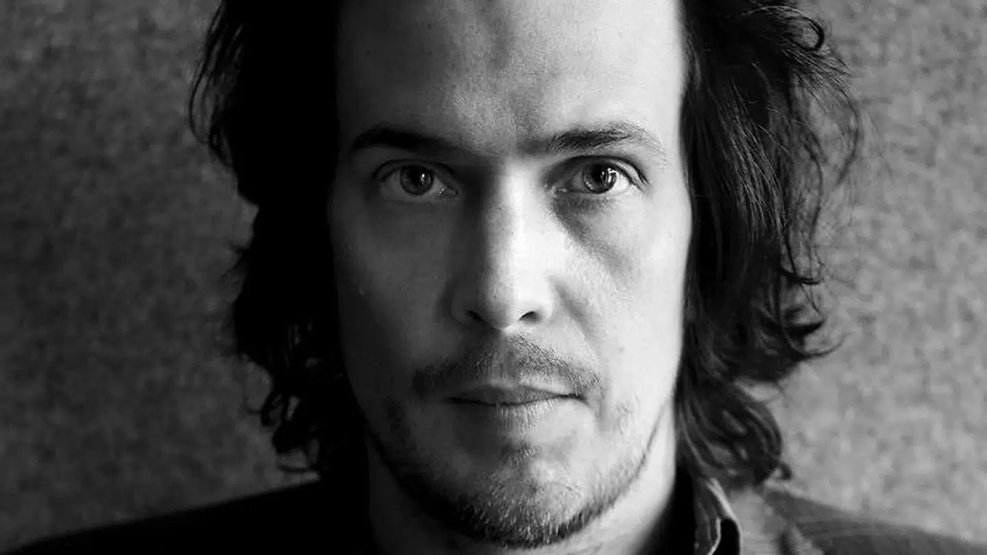 Forfatter Kristian Leth fortæller ærligt om sin svære barndom.