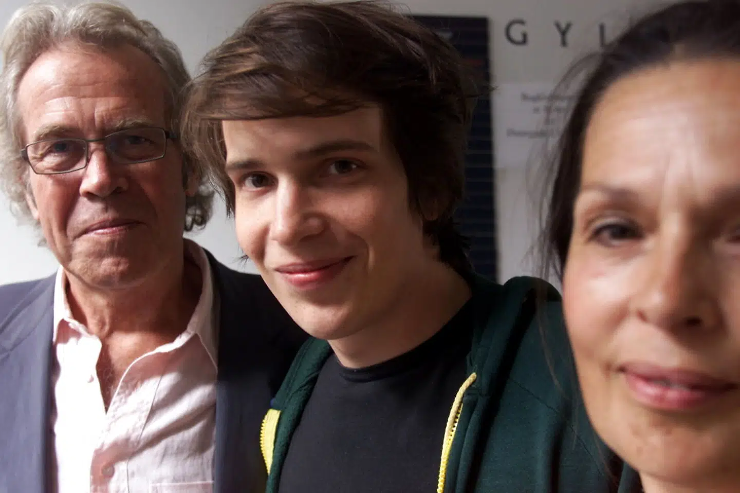 Forfatter Jørgen Leth sammen med sønnen Kristian Leth og Hanne Uldal hos Gyldendal tilbage i 2002.