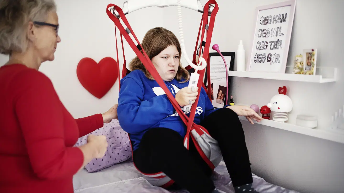 13-årige Johanne, der lider af spinal muskelatrofi, skal have hjælp til at komme ud og op i sin seng. Hun drømmer om at blive uafhængig af andre. Foto: Carsten Bundgaard.