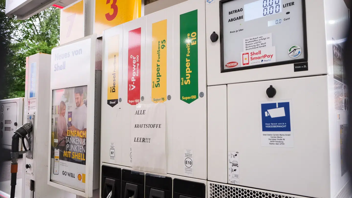 'Alle brændstoffer er tomme,' står der på skiltet.