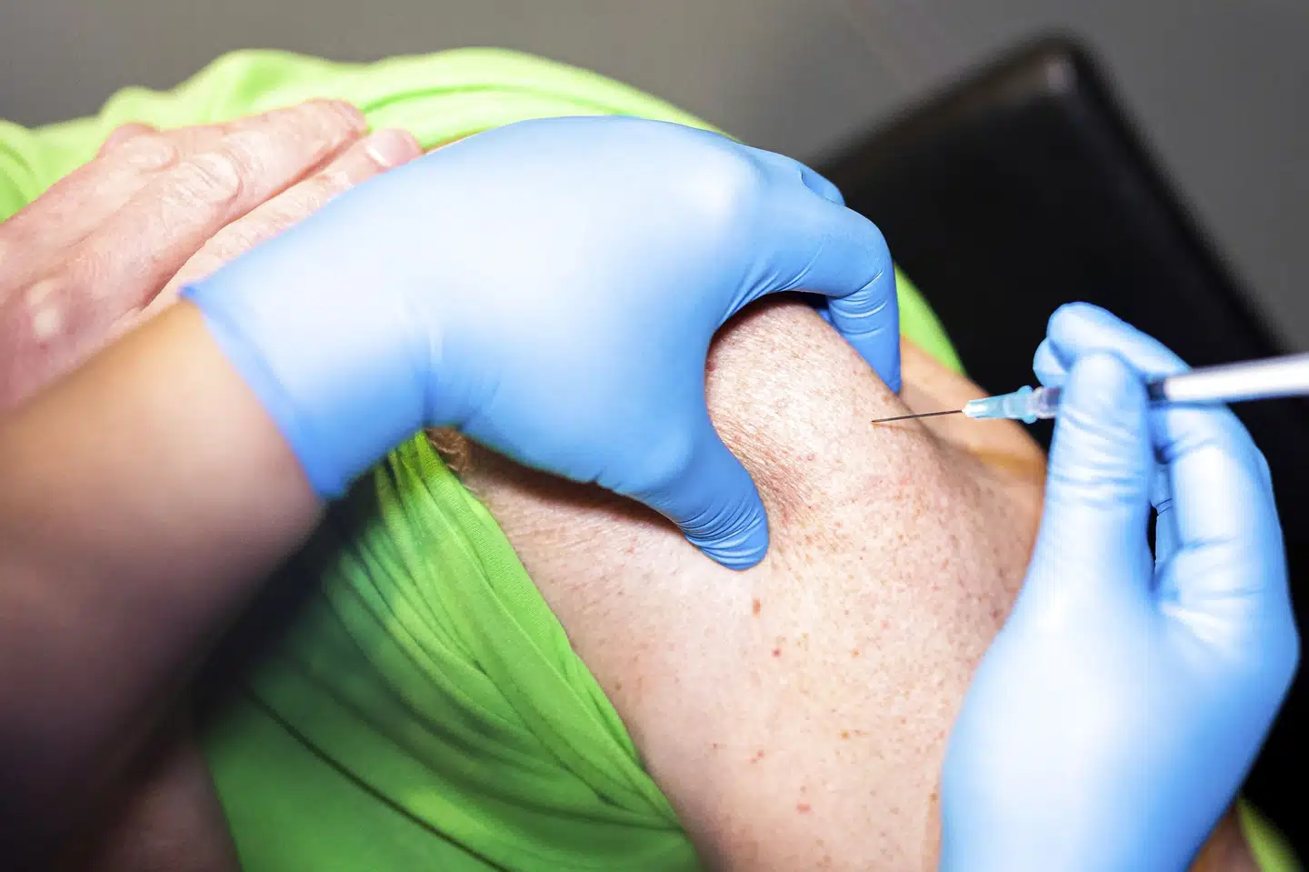 Omkring en million vaccinestik mod coronavirus er foreløbigt blevet givet til borgere i Danmark i 2022. Men for hele året har Danmark forpligtende aftaler om køb af over 22 millioner doser af forskellige coronavacciner. Blå partier kræver redegørelse. (Arkivfoto). Moritz Frankenberg/Ritzau Scanpix