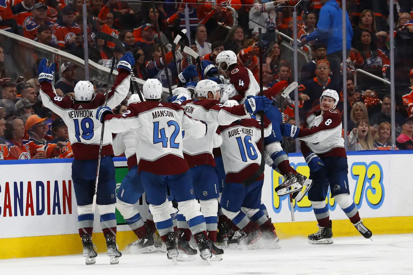 Colorado Avalanche er i finalen af Stanley Cup, efter at finske Artturi Lekhonen satte holdets sjette mål ind i forlænget spilletid. Perry Nelson/Ritzau Scanpix