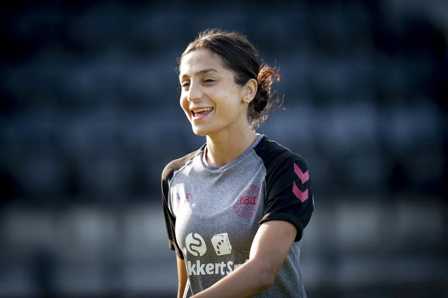 Nadia Nadim vendte søndag tilbage til grønsværen efter knap ni måneder med en skade. Trods kontroverser i forbindelse med Nadims ambassadørrolle under VM i Qatar, har Peter Møller udtalt, at døren til landsholdet fortsat er åben, hvis niveauet er til det. Liselotte Sabroe/Ritzau Scanpix