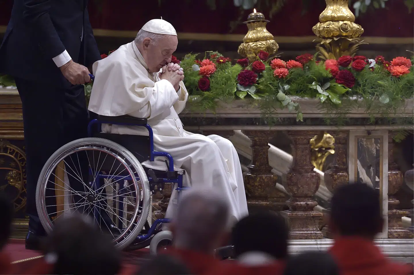 Pave Frans gennemgik for en måned siden en mindre knæoperation og sidder derfor i kørestol. Billedet er fra søndag den 5. juni. Stefano Spaziani/Ritzau Scanpix