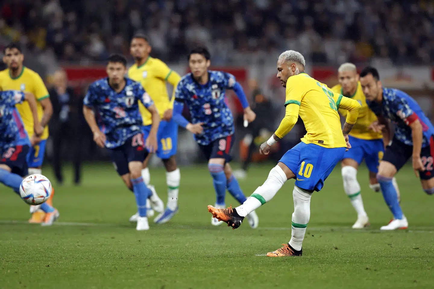 Neymar var sikkerheden selv, da han fik chancen på straffespark mod Japan. Issei Kato/Reuters