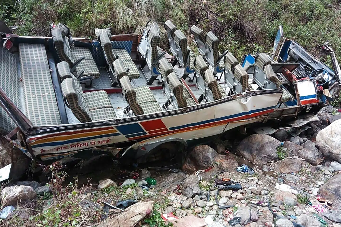 22 mennesker mistede livet ved ulykken søndag i den indiske delstat Uttarakhand. Billedet er fra en lignende ulykke i delstaten i juli 2018, hvor en bus styrtede i en kløft. Dengang mistede 44 livet. (Arkivfoto.) Handout/Ritzau Scanpix