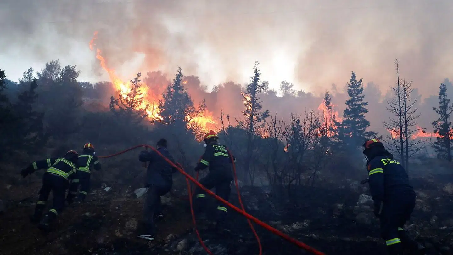 Flere forsøger at slukke naturbranden nær Athen.