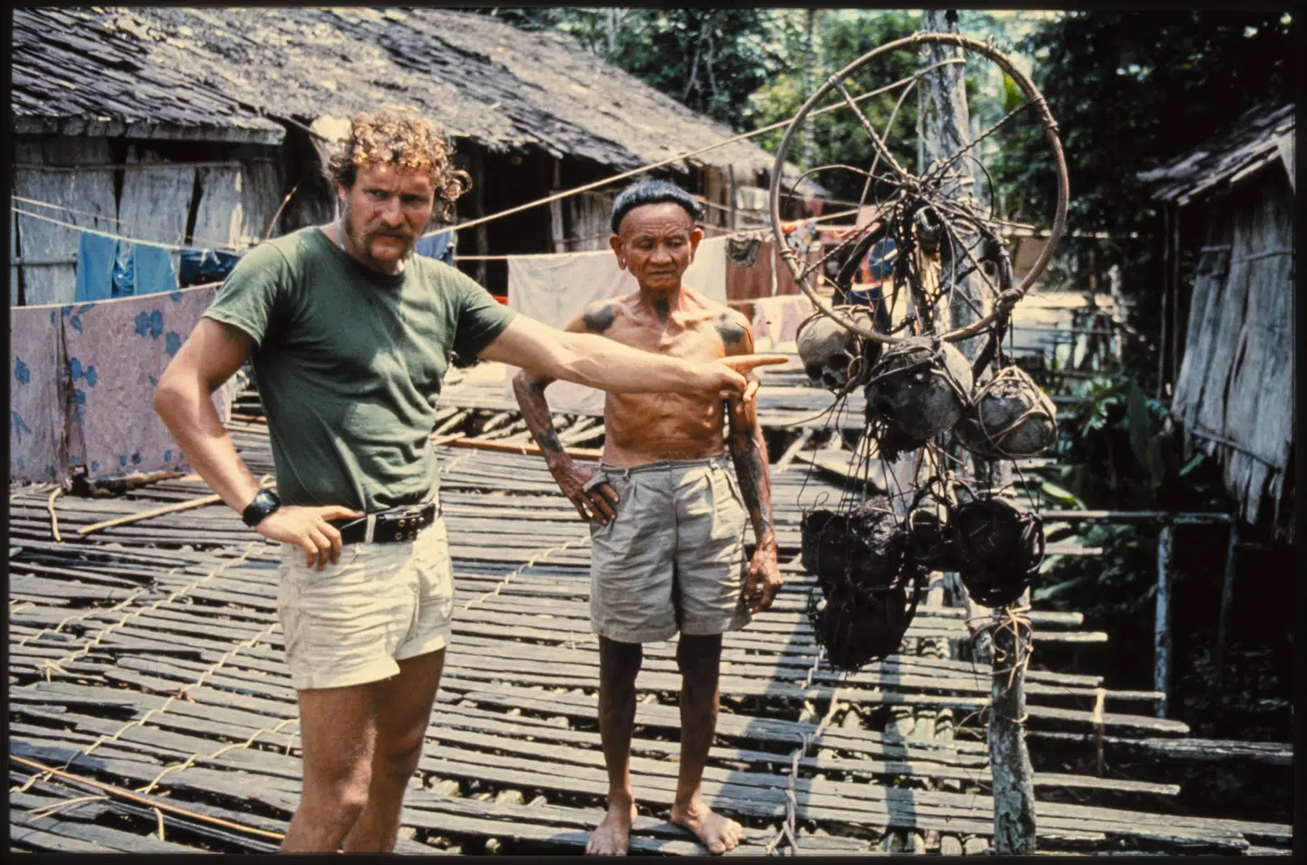 Freddy Wulff hos hovedjægerne på Borneo. 'Mine venner' kalder han dem.