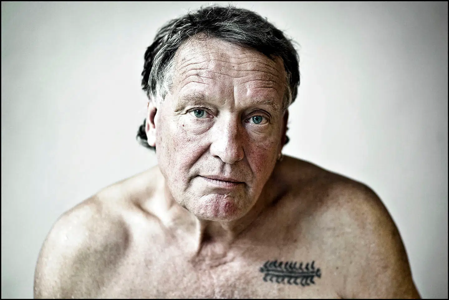 Tatoveringen på brystet er beviset på, at Freddy Wulff er blevet optaget i Kalinga-stammen.