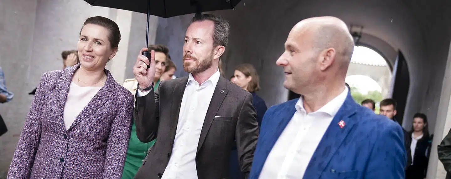 Venstres partileder, Jakob Ellemann-Jensen (i midten), og De Konservatives partileder, Søren Pape (th.)