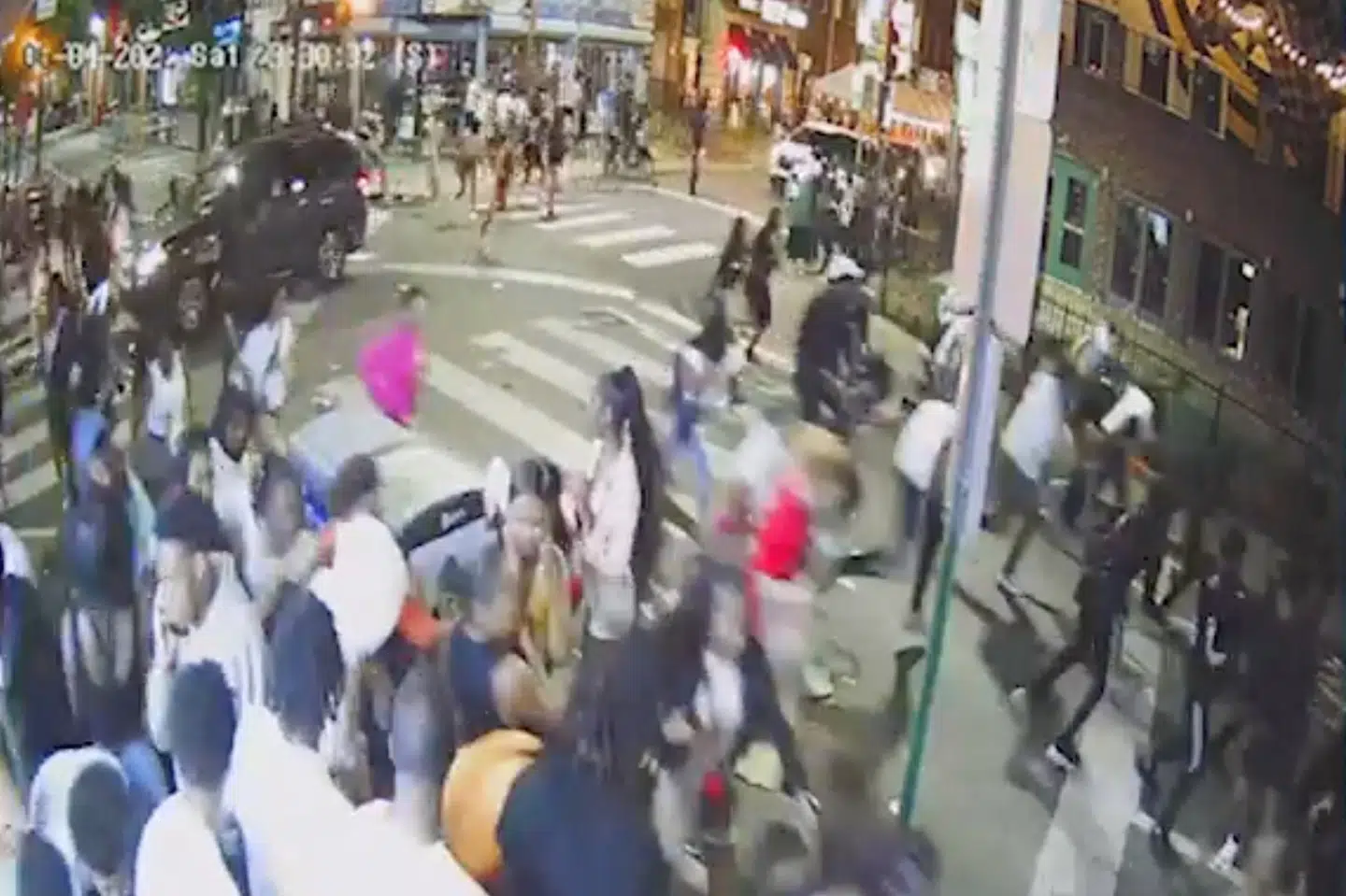 Et overvågningskamera har opfanget, hvordan folk forsøger at flygte, da ukendte gerningsmænd skyder ind i en menneskemængde i byen Philadelphia natten til søndag. South Street CCTV Handout/Reuters