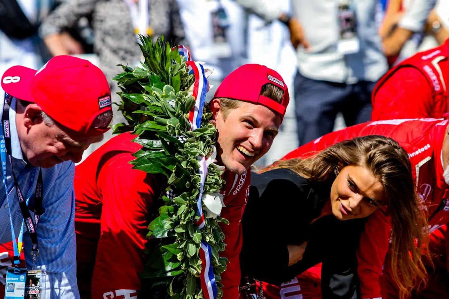 Marcus Ericsson og Iris Jondahl gør klar til at kysse den berømte stribe af mursten på Indianapolis Motor Speedway.