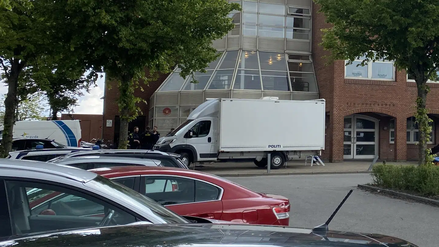 Mange svært bevæbnede politibetjente var på plads foran Østre Landsrets lokaler i Odense, da ankesagen om et overfald på en pædagogmedhjælper i sommeren 2020, gik i gang.