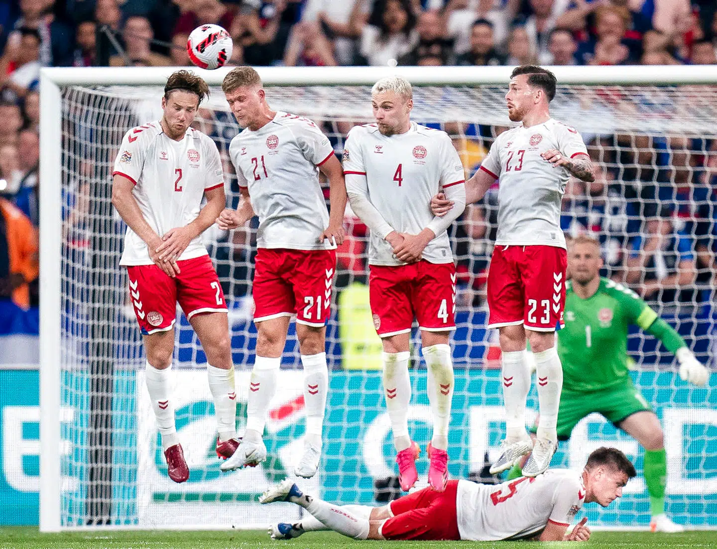 Joachim Andersen, Andreas Cornelius, Victor Nelsson, Pierre-Emile Højbjerg og Joakim Mæhle ved fransk frispark under UEFA Nations League kampen mellem Frankrig - Danmark på Stade de France i Paris, fredag den 3 juni 2022