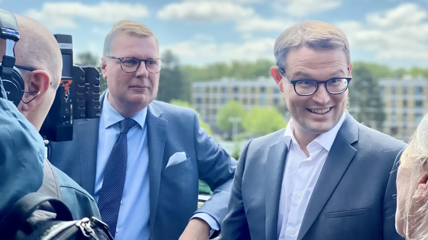 Rådmand Søren Windell (K) (t.v.) og indenrigs- og boligminister Christian Rabjerg Madsen (S) var glade for i dag at kunne præsentere en kæmpe investering i Vollsmose. Foto: Jeppe Kanstrup