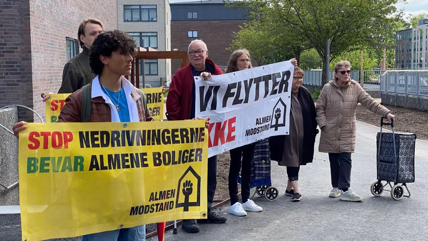 Politikere og øvrige deltagere i pressemødet blev mødt af en mindre demonstration fra gruppen 'Almen Modstand', der længe har kæmpet mod nedrivninger i Vollsmose.