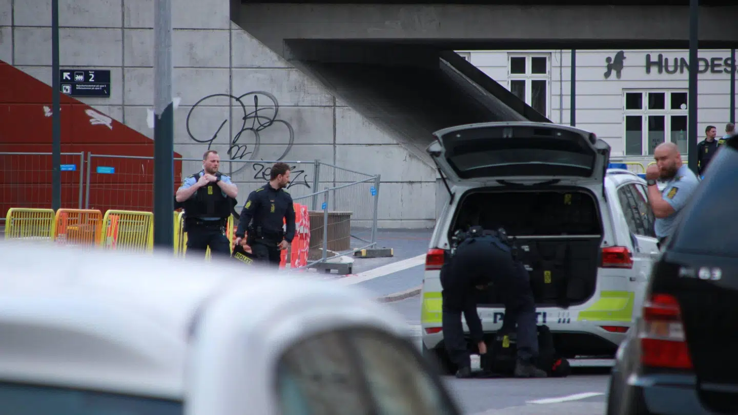 Politiet massivt til stede ved mistanke om bevæbnet mand.