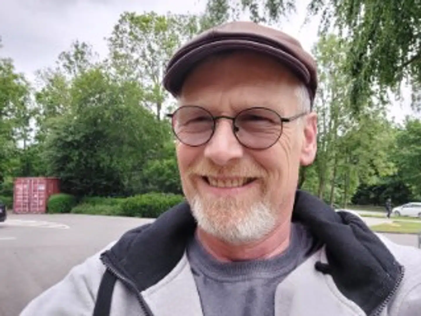 Knud Kalnæs er både lidt overrasket og meget fascineret over opdagelsen, han gjorde i sin baghave. Foto: Privat