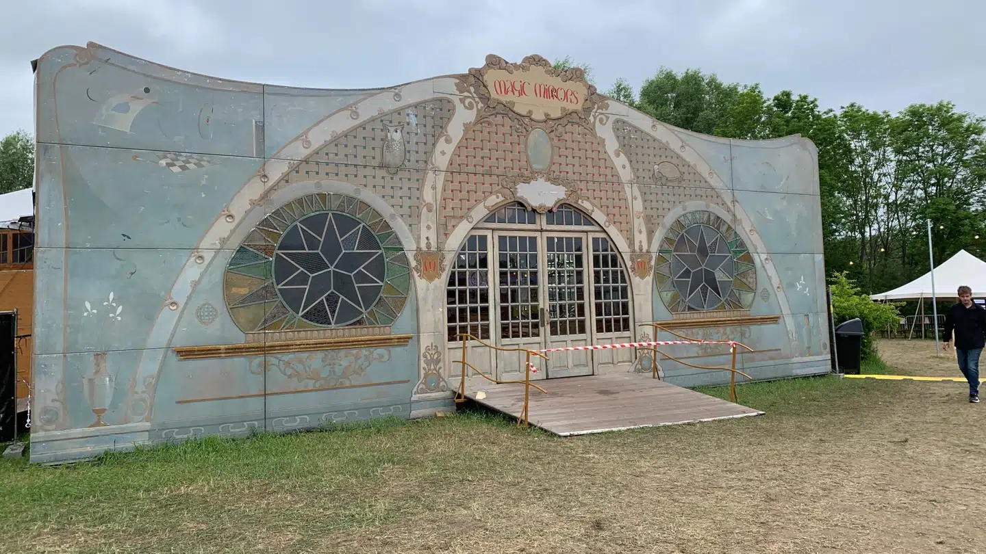 Sideshow-scenen fredag middag. Festen bliver i dag i stedet rykket ud af 'teltet'.