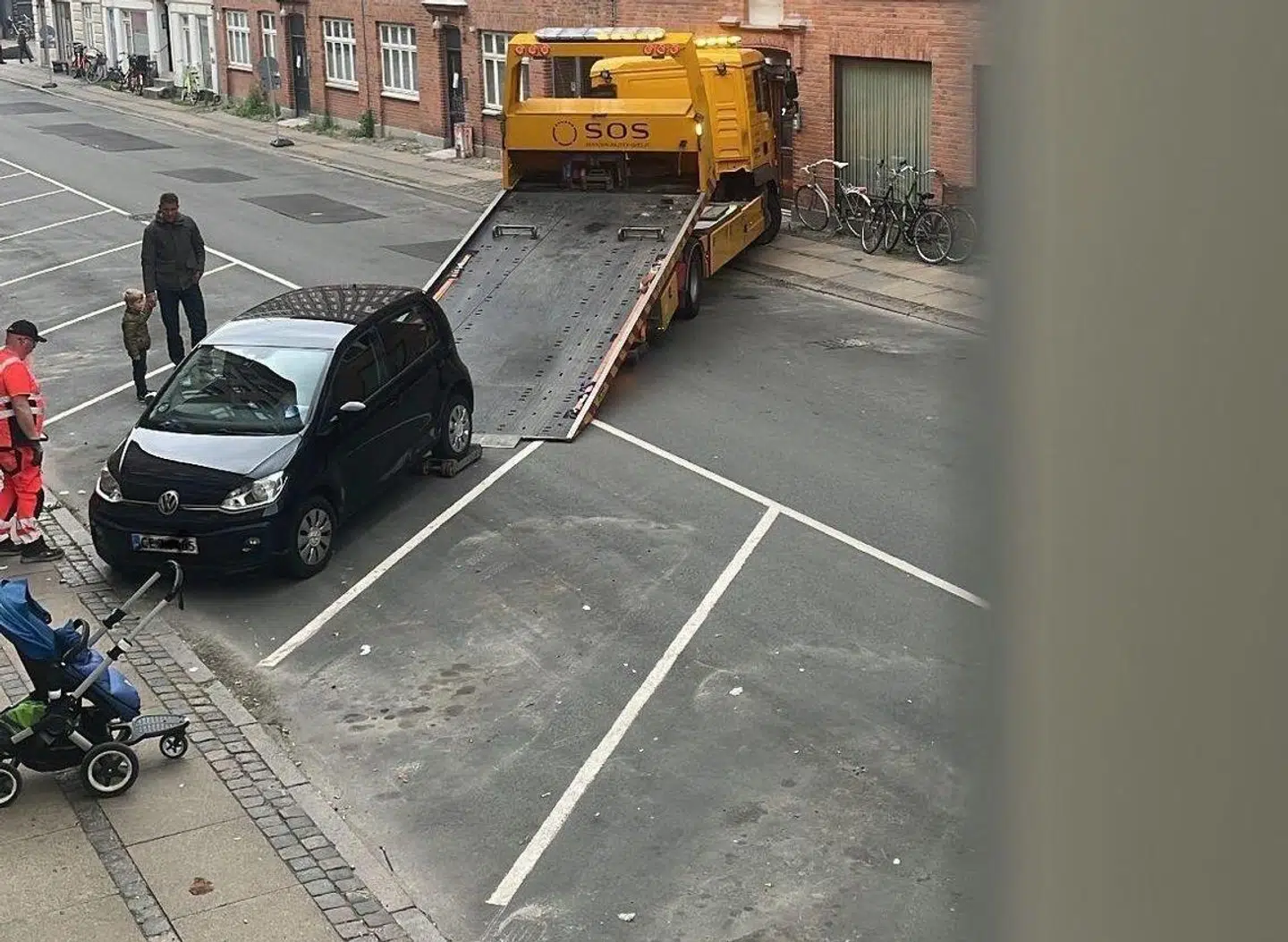 Her bliver en bil fjernet fra Vesterbro.