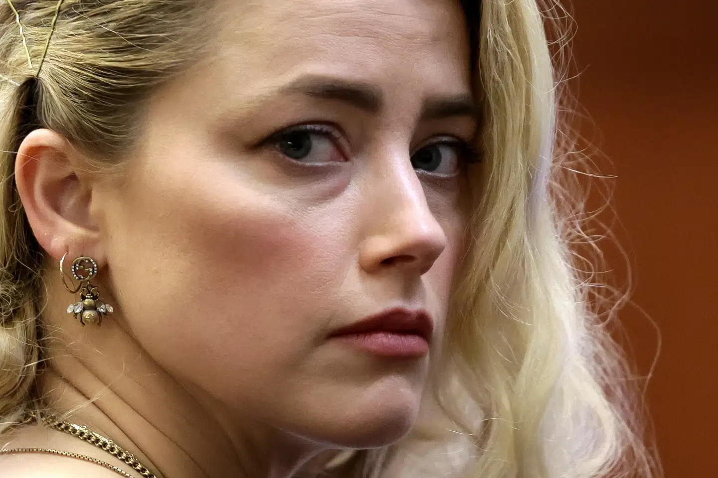 Amber Heard før nævningetingets afgørelse, som betyder, at hun skal betale millioner, som hun ikke har, til eksmanden, Johnny Depp. Evelyn Hockstein/Reuters