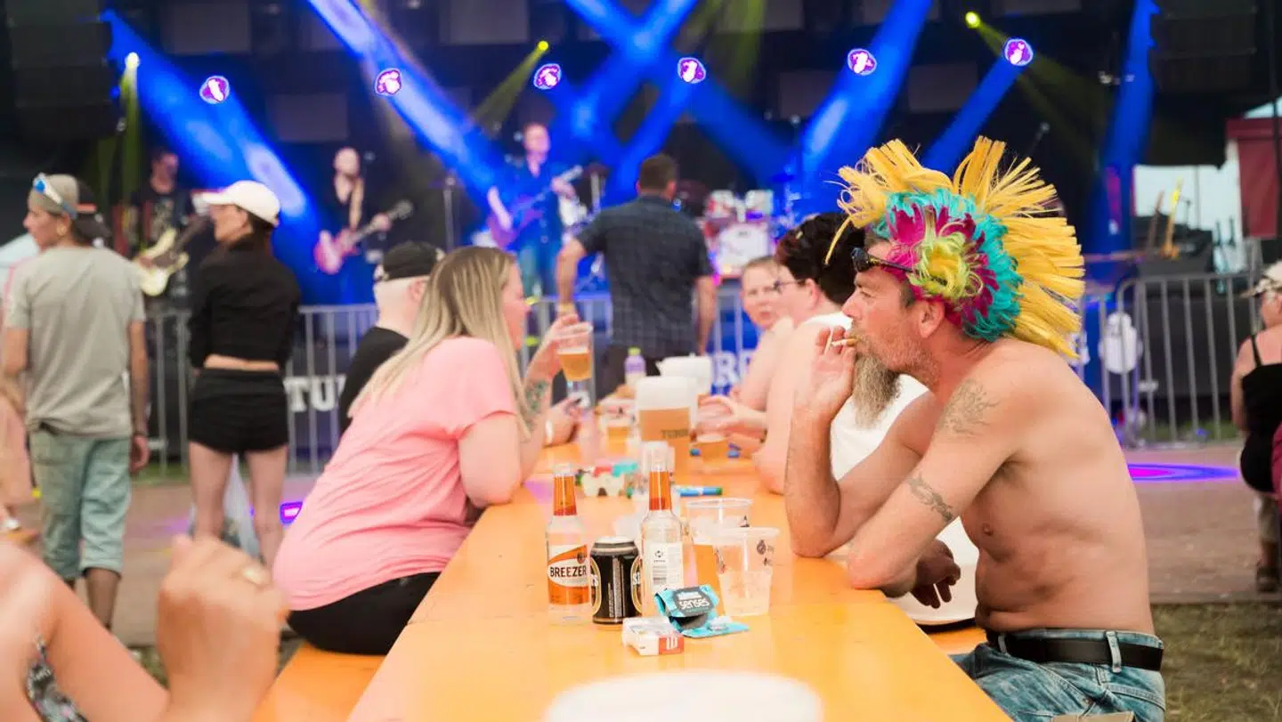 Øl, mad og livemusik er en fast del af markedet. Foto: Hjallerup Marked