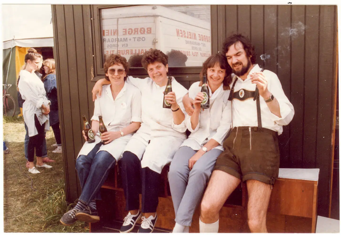 Markedet er en stolt tradition, blandt andet for de 2.000 frivillige, der i årevis har fået markedet op at stå. Her ses personale fra 1986. Foto: Hjallerup Marked